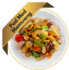A delicious Thai dish of Pad Med Mamuang Himmapan (stir-fried chicken with cashew nuts), featuring tender chicken, roasted cashews, bell peppers, onions, and dried chilies in a savory sauce.